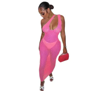 Vista detallada del vestido de malla rosa de un hombro que muestra textura calada delicada.