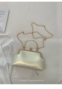 Élégant sac à bandoulière rétro avec chaîne en métal et fermeture chic pour femmes.