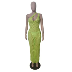 Detalle de vestido largo de rejilla verde neón de un hombro, vestido ajustado de malla.