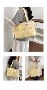 Vista dettagliata di una borsa tote in tela gialla con stampa di stelle e ciondolo stella.