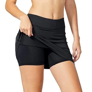 Dettaglio della gonna pantalone sportiva nera con pantaloncini interni e tasca laterale.