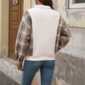Gedetailleerd achteraanzicht van de casual colorblock sweater met geruite mouwen.