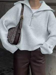 Close-up detail van damestrui met halve rits en opstaande kraag, casual stijl.