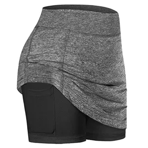 Vista dettagliata della gonna pantalone sportiva da donna con tasca laterale pratica.