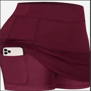 Dettaglio skort fitness da donna con vita alta e pratica tasca laterale per riporre il telefono.