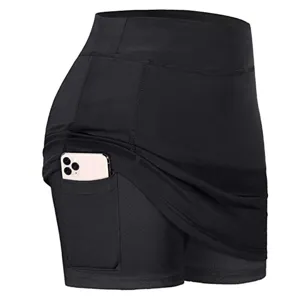 Vista dettagliata della gonna sportiva nera con tasca laterale e pantaloncini integrati.