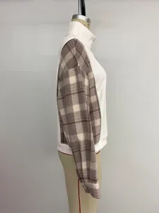 Gedetailleerd overzicht van damessweatshirtmouw, retro ruit en geribbelde textuur.