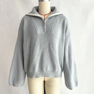 Casual losse gebreide trui met halve rits, lichtgrijze textuur, comfortabel dagelijks detail.