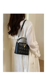 Borsa a tracolla nera elegante con logo V dorato e design testurizzato con borchie.