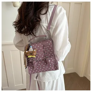 Zaino donna viola a pois in stile dolce con ciondolo orsetto, borsa casual alla moda.
