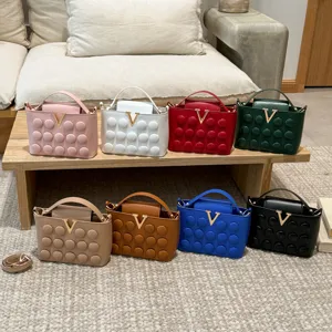 Borsa a Tracolla da Donna in Pelle PU di Moda Lusso Designer Fibbia V Bolla Borsa a Spalla Casual Piccola Borsa Quadrata