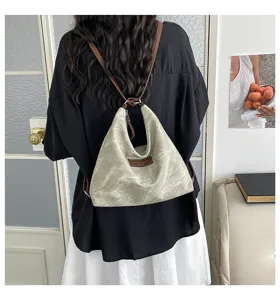 Dettaglio dello zaino hobo casual vintage con cinturini marroni e tessuto morbido e comodo.
