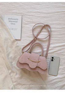 Bolso cruzado de ante rosa de moda con diseño ondulado minimalista y elegante detalle de metal.