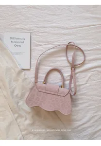 Detalle de bolso de ante rosa, diseño de fondo ondulado único, elegante bolso cruzado.