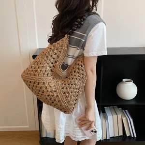 Gevlochten stro schoudertas shopper, grote zomervakantie strandtas met parelketting detail.