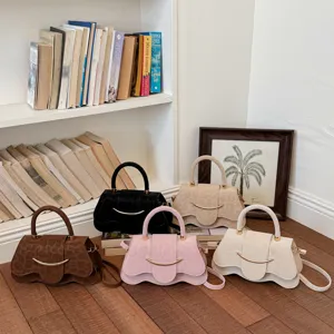 Bolso Bandolera de Cuero PU de Moda para Mujer Pequeño Bolso de Hombro Cuadrado Solapa de Onda Bolso de Asa Superior Con Colgante