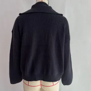 Achterdetail van de zwarte gebreide trui, reverskraag, casual losse pullover top.