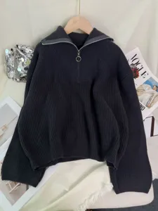Casual effen gebreidetrui met halve rits in detail, comfortabele textuur en stijl.