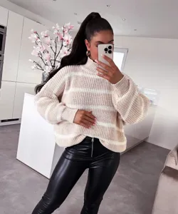 Vue détaillée d'un pull-over rayé à col montant pour femme avec une coupe ample et confortable.