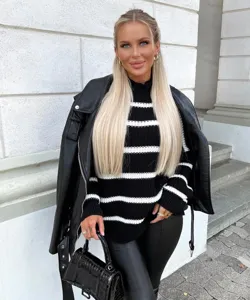 Vue rapprochée du pull-over en tricot rayé noir et blanc avec col montant style urbain.