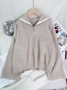 Casual beige gebreide damestrui met ritskraag en een comfortabele losse pasvorm.