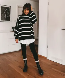 Détail en gros plan du pull à col roulé rayé noir et blanc pour femmes dans un style