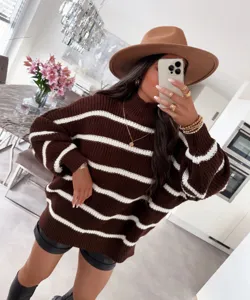 Détail visuel d'un élégant pull-over à col roulé rayé marron et blanc pour femmes.