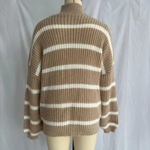 Pull-over marron et blanc à col cheminé rayé, pull ample à manches longues douillet pour femmes.