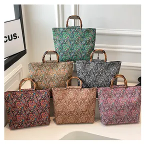 Grand sac cabas fourre-tout en toile avec poignee en bambou et motif floral de cachemire.