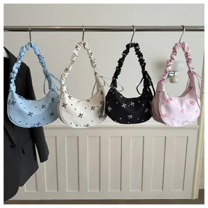 Vista dettagliata della borsa a spalla da donna in stile coreano con stampa fiocco.