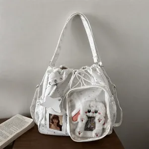 Borsa a secchiello bianca in stile coreano con motivi a stelle, peluche di coniglio e ciondoli.