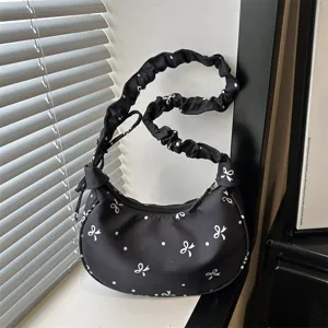 Borsa a spalla nera plissettata con motivo a fiocco bianco, elegante borsa da donna.