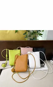 Mini sac bandoulière femme minimaliste pour téléphone, sac à main en cuir avec nœud élégant.