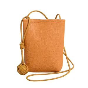 Chic sac bandoulière mini en cuir texturé minimaliste avec un détail de nœud élégant.
