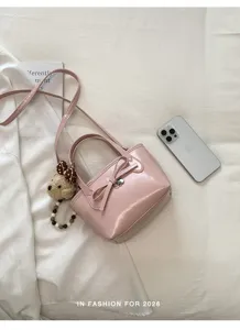 Borsa a mano in pelle verniciata rosa con fiocco e ciondolo orsetto per donna moda.
