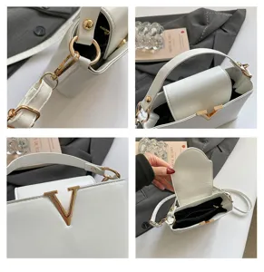 Sac à bandoulière blanc simple pour femme avec quincaillerie élégante logo V doré et compartiments.