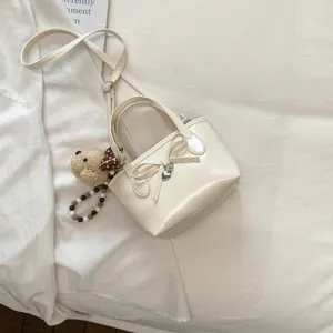 Chic borsa a secchiello in PU bianco crema da donna, con grazioso fiocco e ciondolo orsetto.