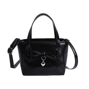 Borsa a mano elegante in ecopelle verniciata nera con fiocco e ciondolo a cuore.
