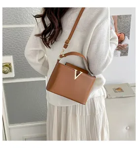 Sac à main minimaliste en cuir pour femme avec logo V, élégant sac porté épaule chic.