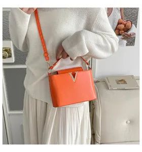Sac bandoulière en cuir orange avec détail métal V et poignée pour femmes au quotidien