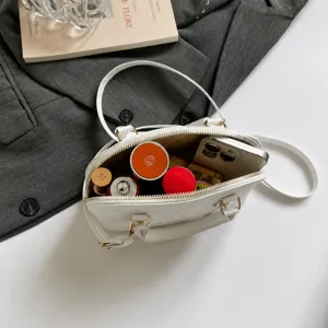 Vue détaillée de la capacité intérieure de l'élégant sac à main blanc avec grand rangement.
