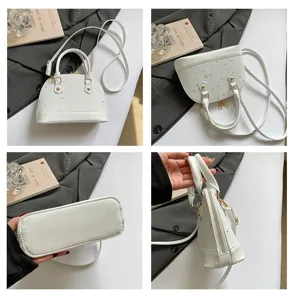Sac à main blanc pour femme, élégant sac bandoulière coquillage avec motif étoile et poignée.
