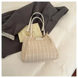 Sac a main epaule femme en paille tressee, cabas de voyage decontracte et elegant.
