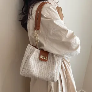 Sac épaule tissé pour femme sac axiale de banlieue décontracté avec serrure et chaîne.