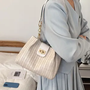 Sac bandoulière en paille tissée pour femme, sac sous les bras chic avec fermoir.