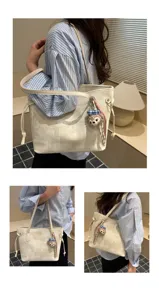 Pendler Karierte Tote Bag Detailansicht, große Kapazität Umhängetasche mit Bären Anhänger.