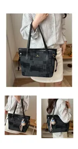 Detailaufnahme der großen karierten Damen Schultertasche mit niedlichem Plüschanhänger.