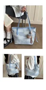 Detaillierte Nahaufnahme der stilvollen blauen Karo-Tasche mit süßem Bären-Anhänger.