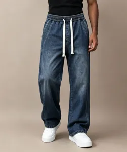 Detailaufnahme von lässiger blauer Denim-Hose mit weißem Kordelzug und elastischem Bund.