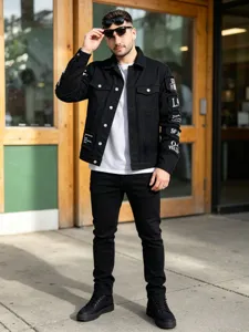 Schwarze Herren Jeansjacke mit Rissen und weissen Ärmel-Patches im Streetwear Look.